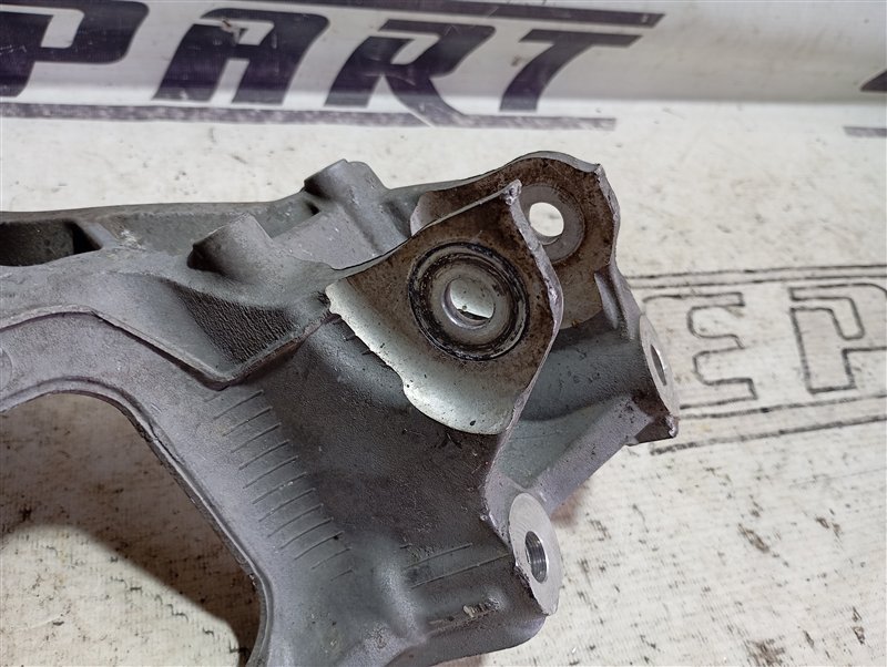 Кронштейн подрамника Audi A4 2016 B9