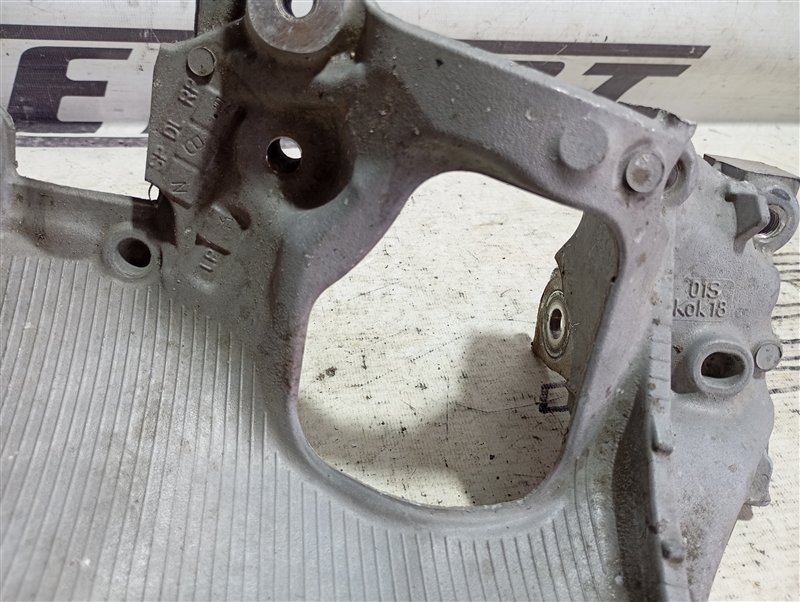 Кронштейн подрамника Audi A4 2016 B9