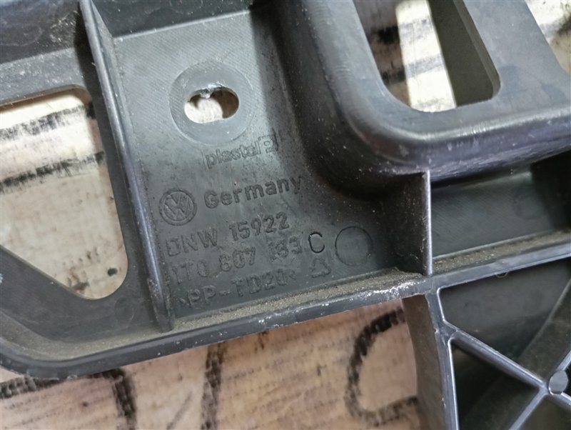 Кронштейн бампера Volkswagen Touran 2011 1T