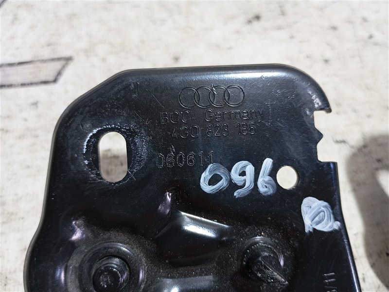 Петля замка капота Audi A6 2011 C7