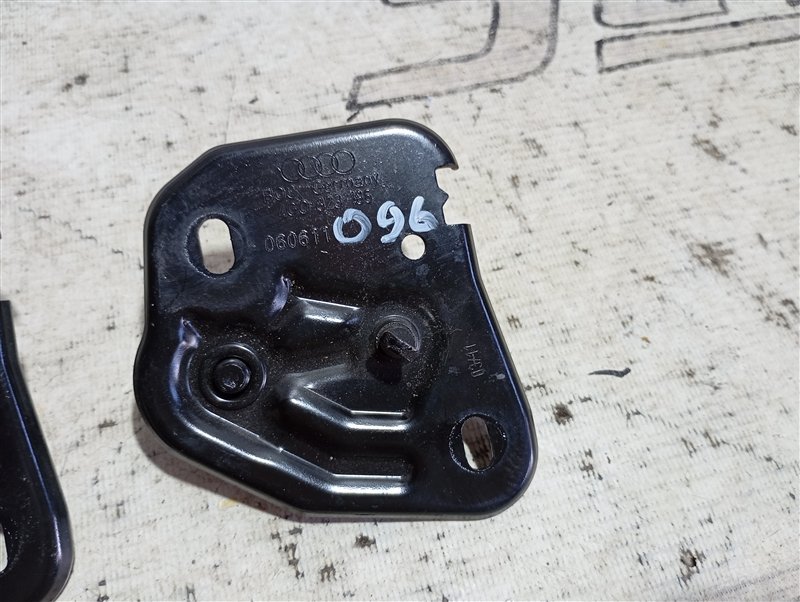 Петля замка капота Audi A6 2011 C7
