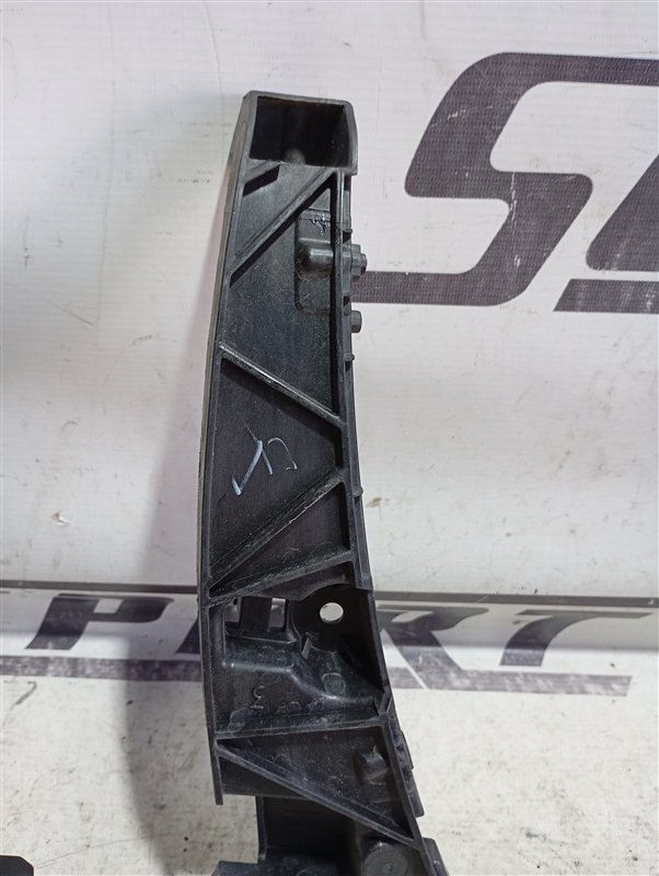 Кронштейн бампера Audi A4 2016 B9