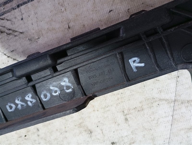 Кронштейн бампера Audi A4 2016 B9