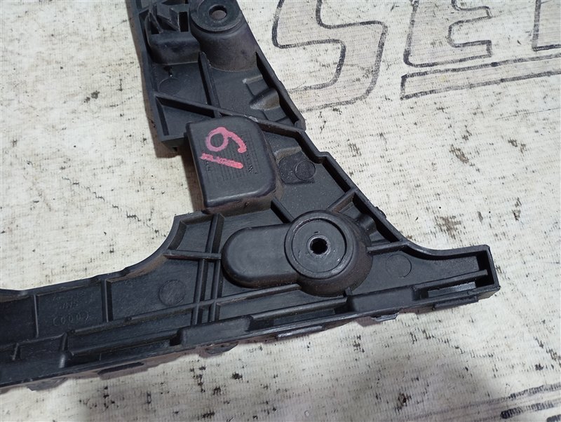 Кронштейн бампера Audi A4 2016 B9