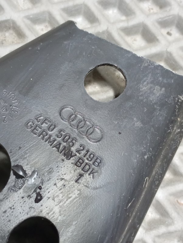 Кронштейн подрамника Audi A6 2010 C6
