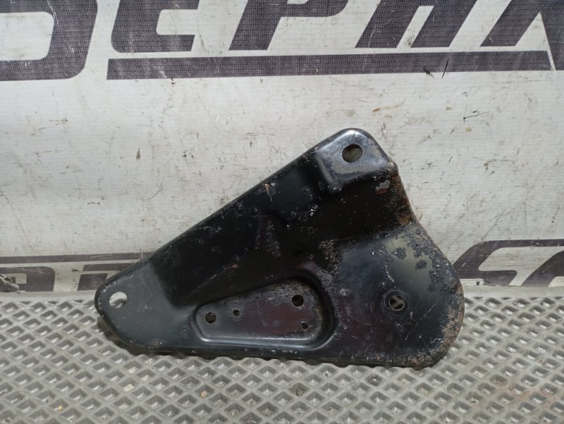 Кронштейн подрамника Audi A4 2012 B8