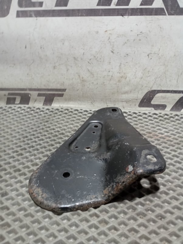 Кронштейн подрамника Audi A4 2012 B8