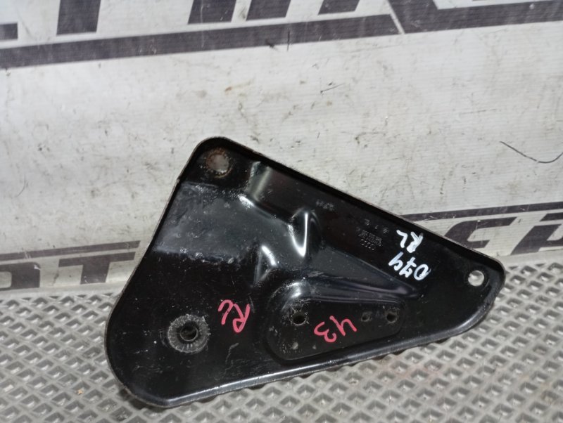 Кронштейн подрамника Audi A4 2012 B8