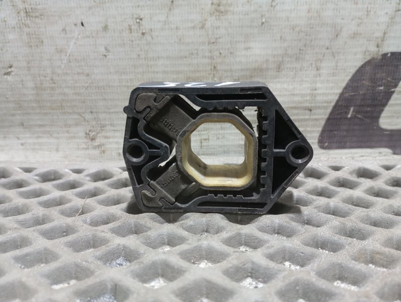 Кронштейн радиатора Audi Q5 2010 8R