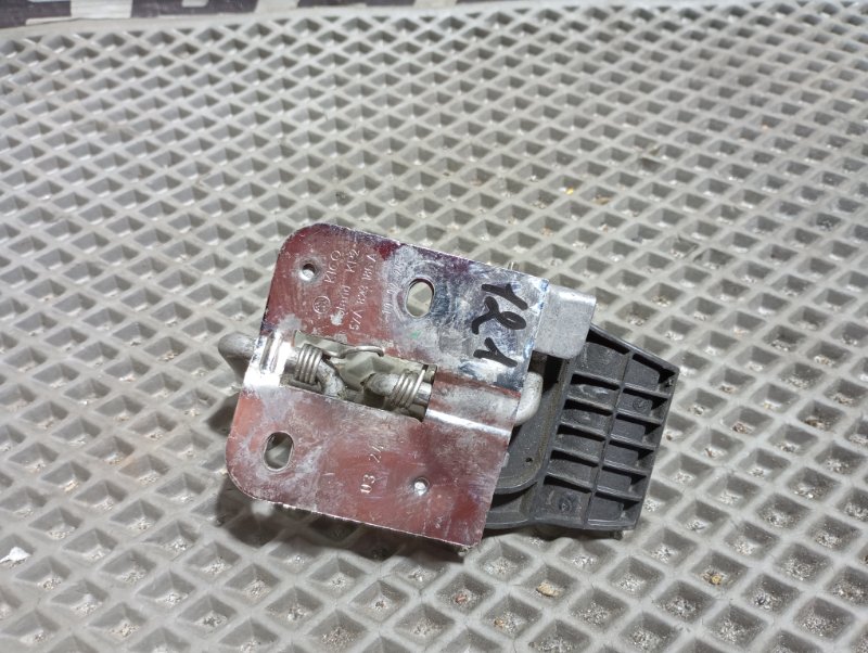 Крюк замка капота Skoda Karoq 2024