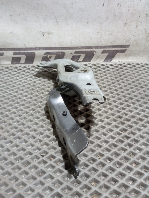 Петля капота Skoda Karoq 2024