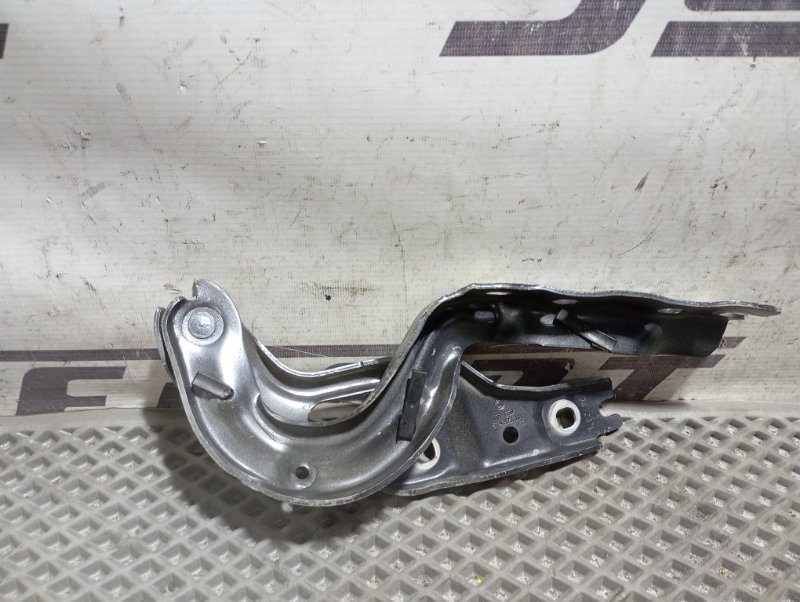 Петля капота Skoda Karoq 2024