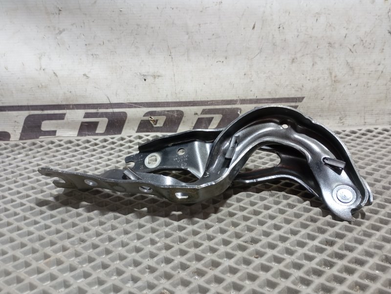 Петля капота Skoda Karoq 2024