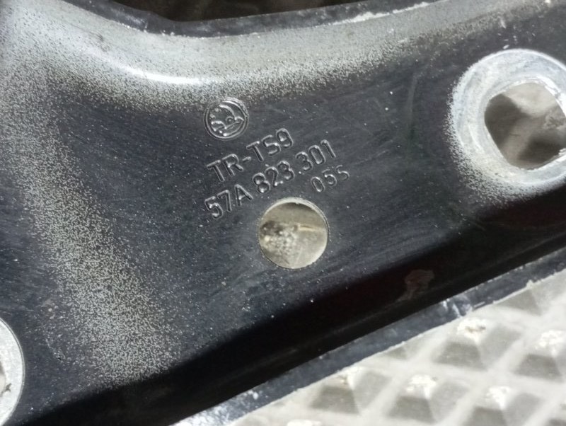 Петля капота Skoda Karoq 2024