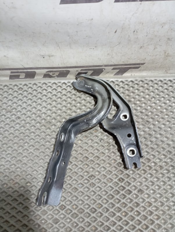 Петля капота Skoda Karoq 2024