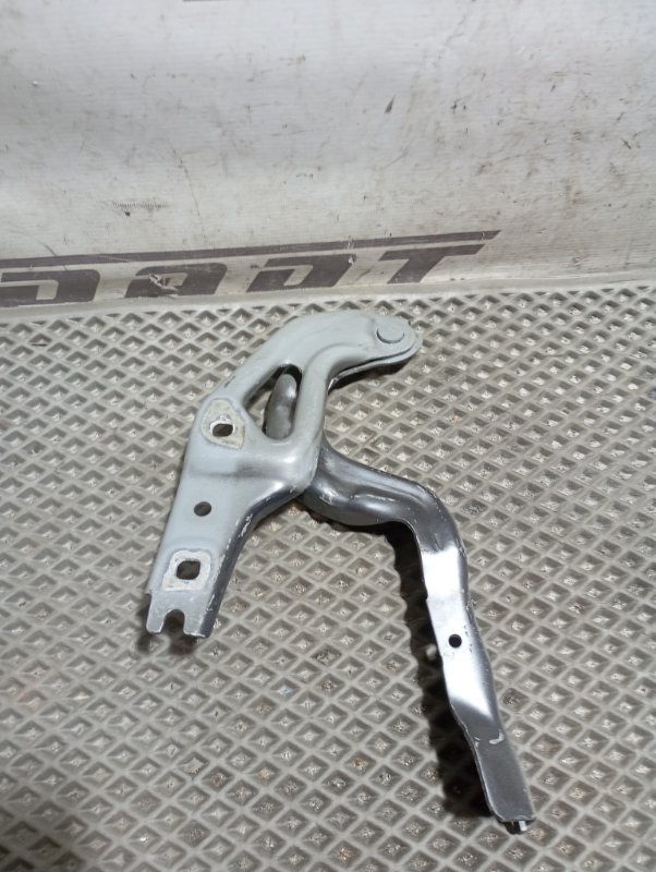 Петля капота Skoda Karoq 2024