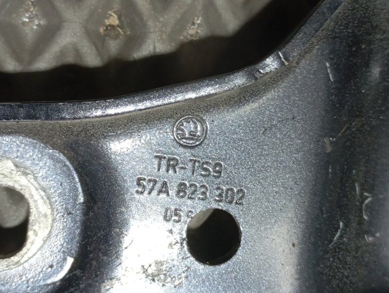 Петля капота Skoda Karoq 2024