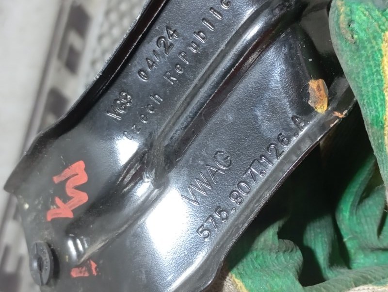 Кронштейн бампера Skoda Karoq 2024