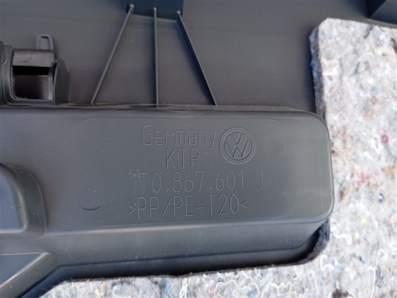 Обшивка двери багажника Volkswagen Touran 2011 1T