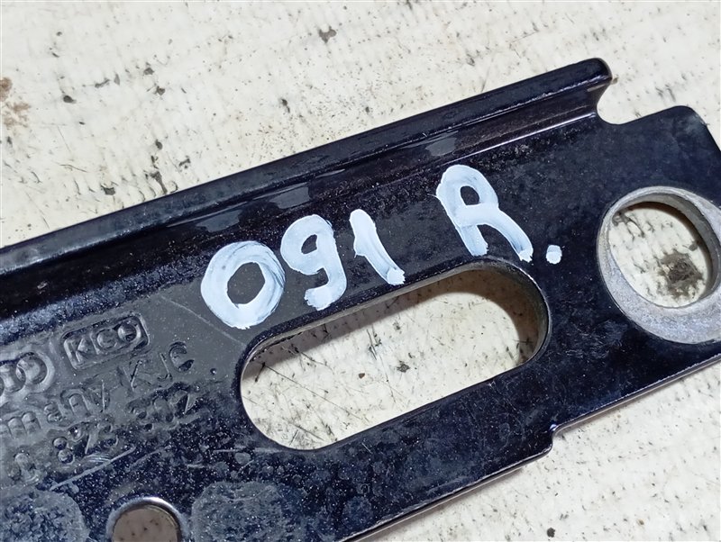 Петля капота Audi Q7 2010 4L