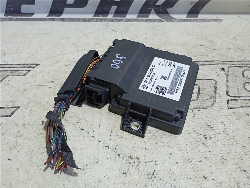 Блок управления стояночным тормозом Volkswagen Tiguan 2012 5N