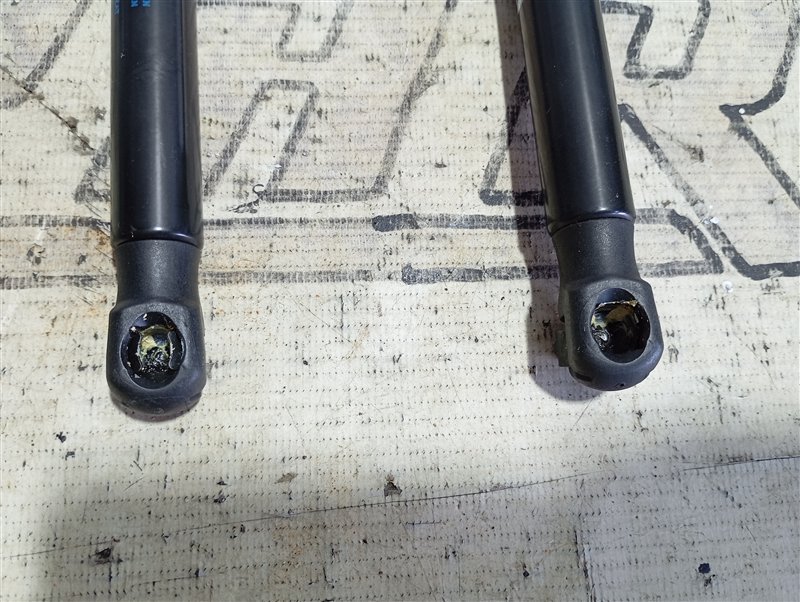 Амортизаторы капота Audi A6 2011 C7