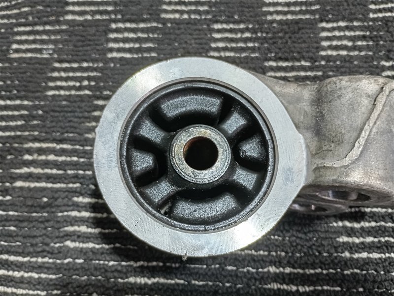 Кронштейн подрамника Volkswagen Passat 2002 B5