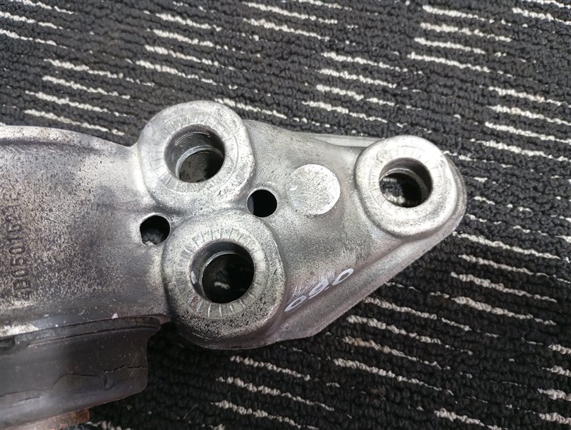 Кронштейн подрамника Volkswagen Passat 2002 B5