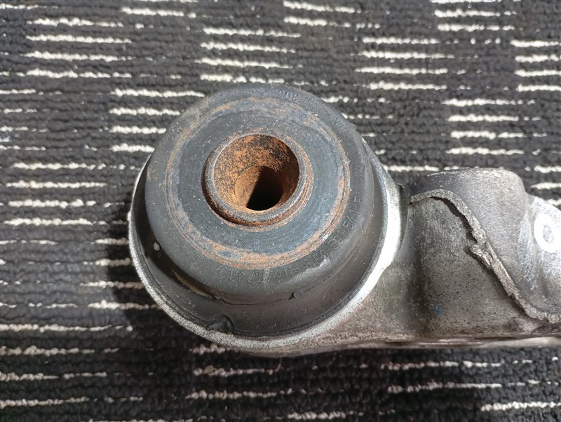 Кронштейн подрамника Volkswagen Passat 2002 B5