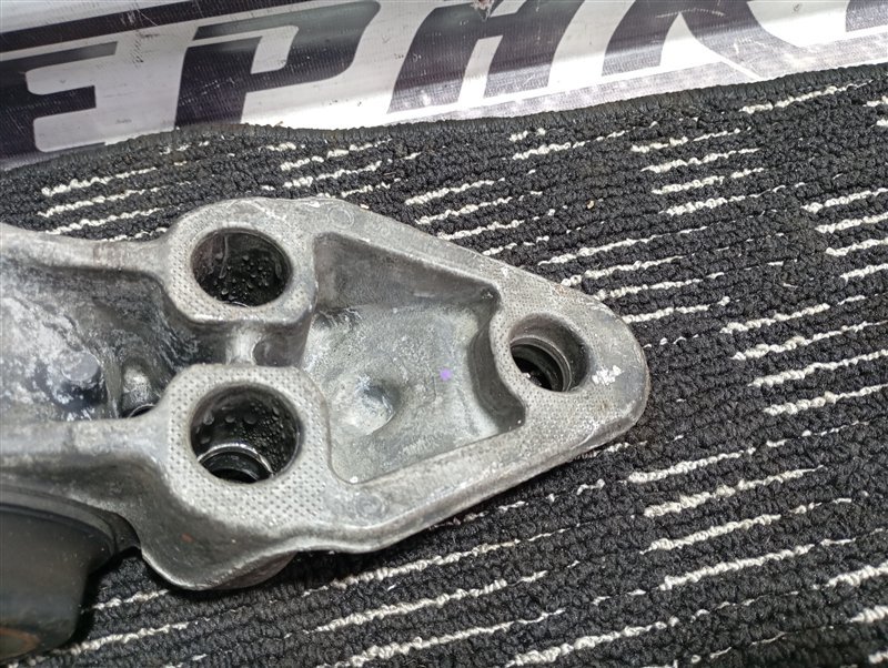 Кронштейн подрамника Volkswagen Passat 2002 B5