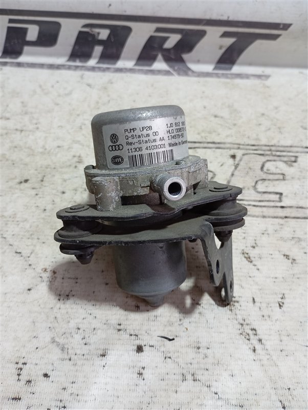 Насос вакуумный Volkswagen Passat 2012 B7