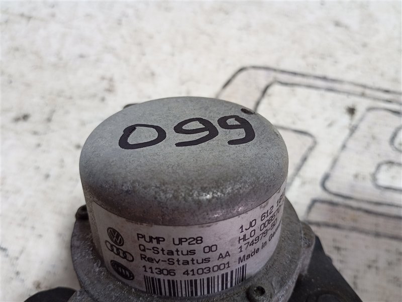 Насос вакуумный Volkswagen Passat 2012 B7