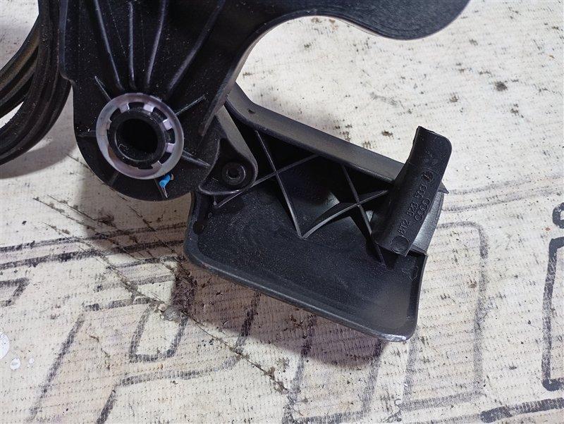 Трос открывания капота Audi Q5 2012 8R