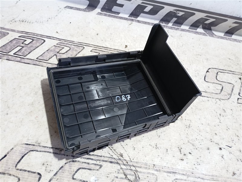 Крышка блока предохранителей Volkswagen Passat 2008 B6