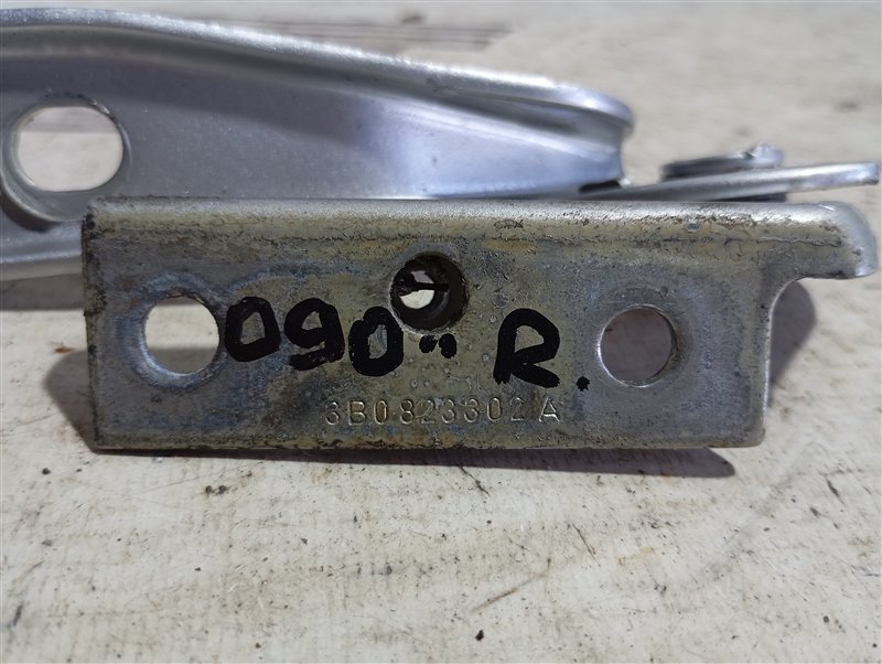 Петля капота Volkswagen Passat 2002 B5