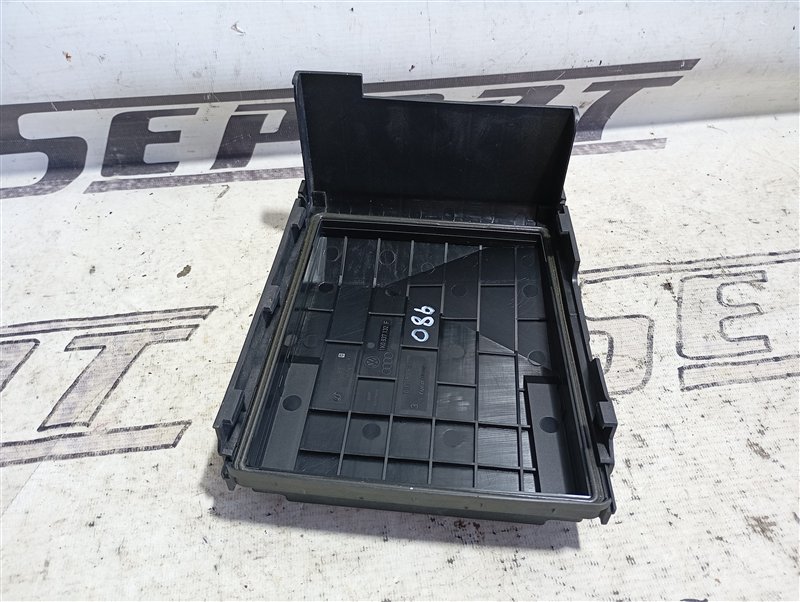 Крышка блока предохранителей Volkswagen Passat 2008 B6