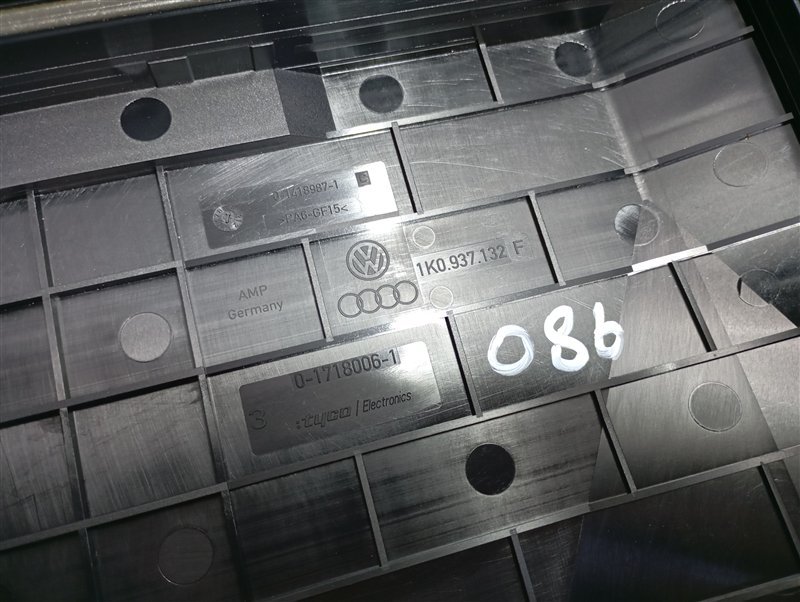 Крышка блока предохранителей Volkswagen Passat 2008 B6