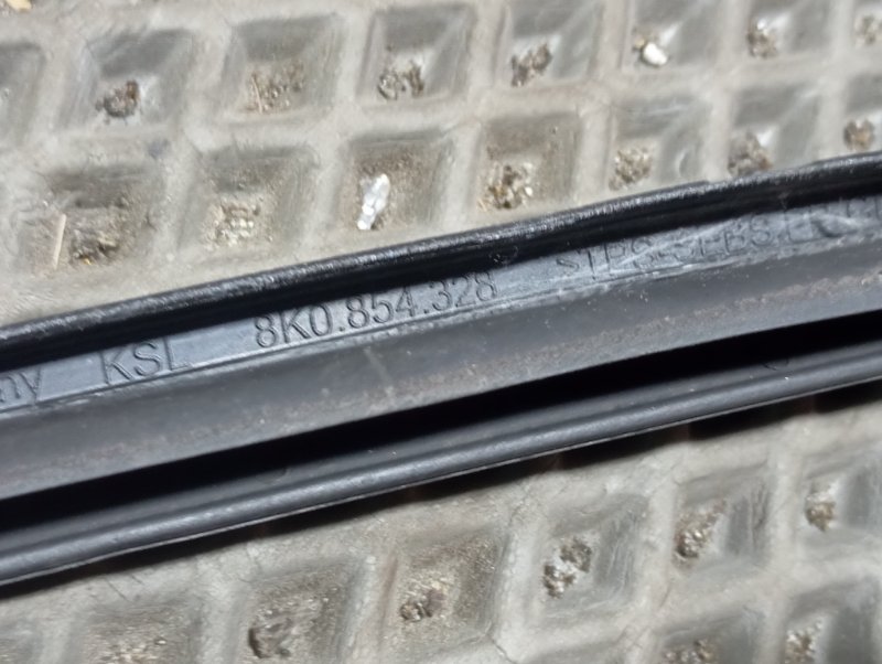 Молдинг лобового стекла Audi A4 2011 B8