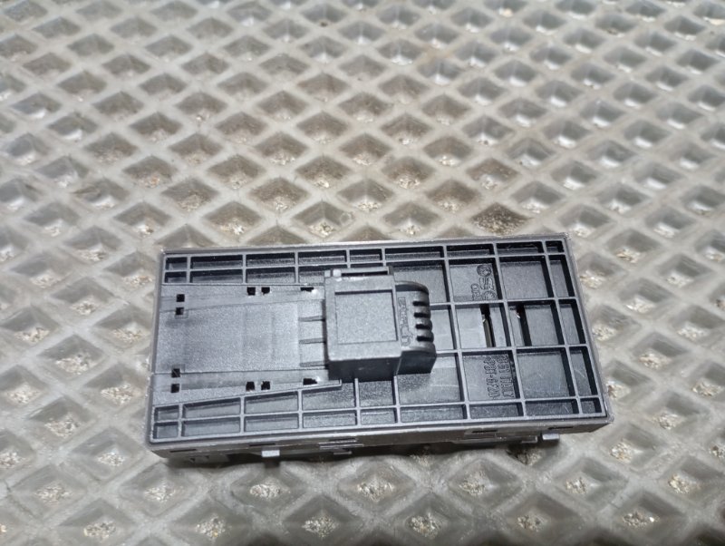 Блок управления стеклоподъемниками Audi A3 2011 8P