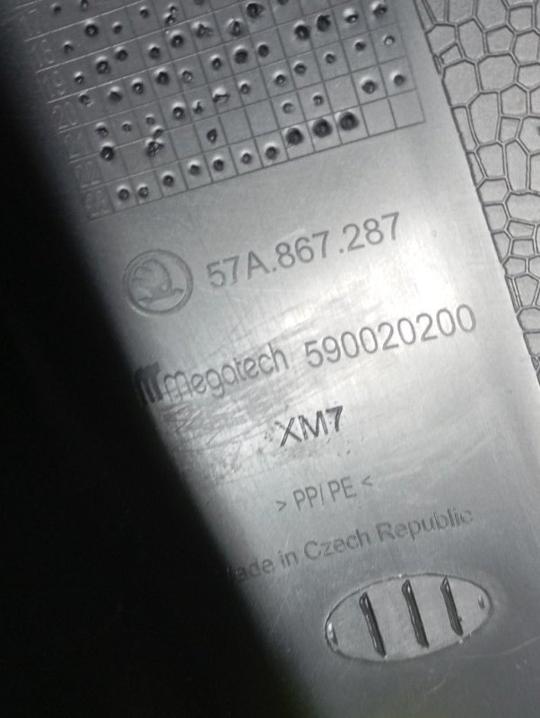 Обшивка стойки Skoda Karoq 2024