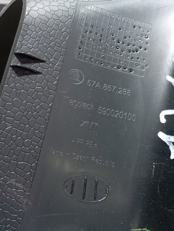 Обшивка стойки Skoda Karoq 2024