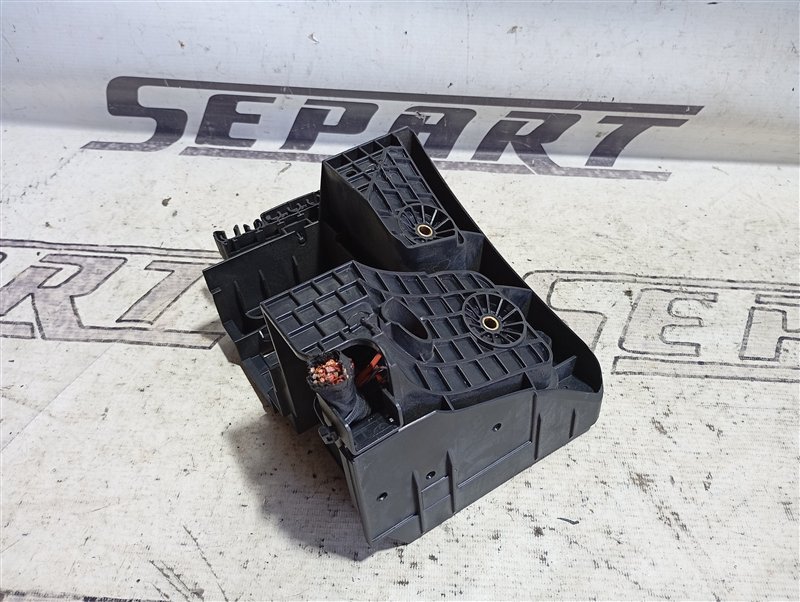 Кронштейн блока предохранителей Volkswagen Tiguan 2012 5N