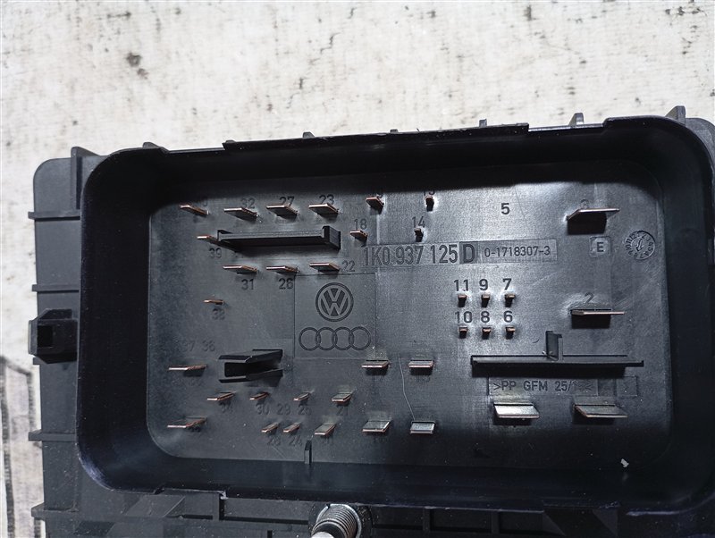 Блок предохранителей Volkswagen Touran 2011 1T