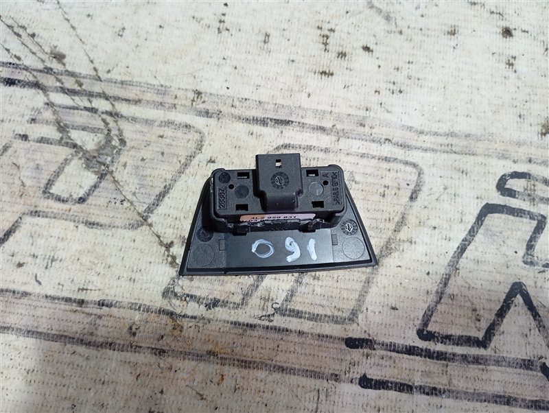 Кнопка открывания багажника Audi Q7 2010 4L