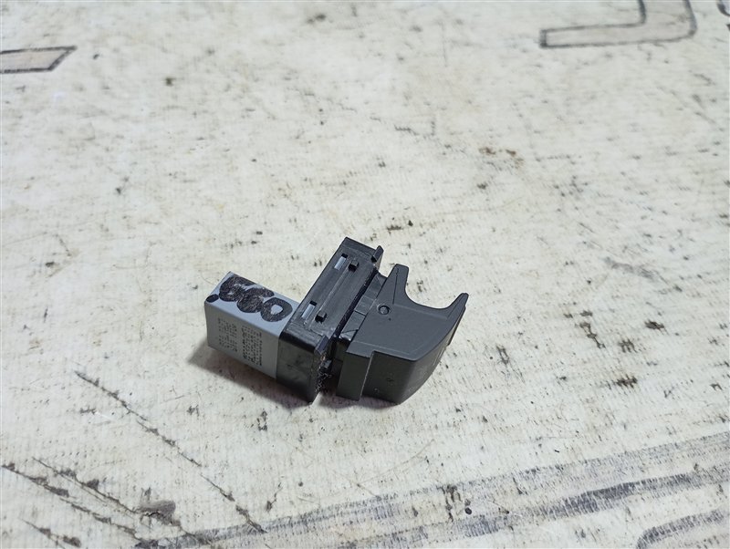 Кнопка стеклоподъемника Volkswagen Passat 2012 B7