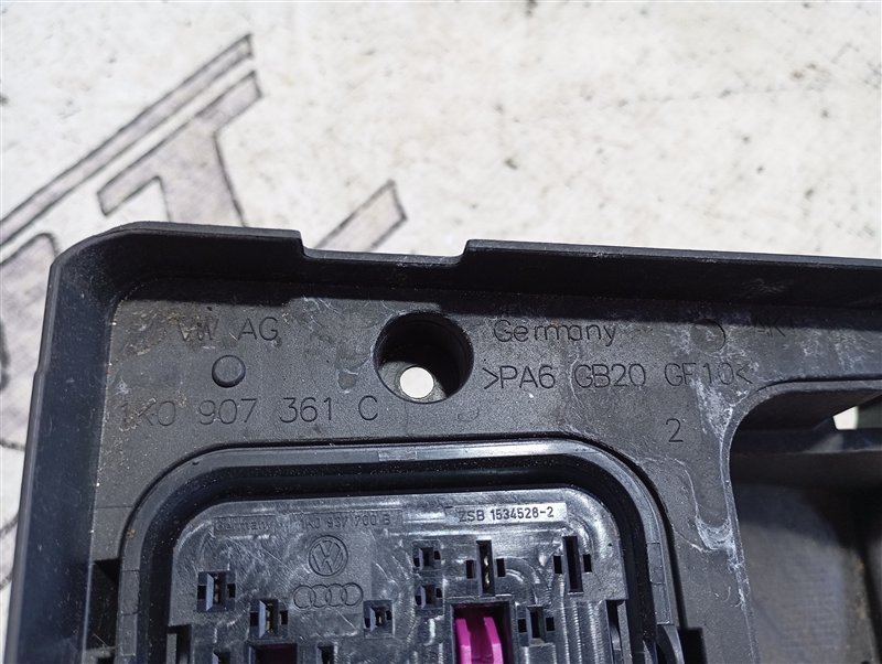 Кронштейн блока предохранителей Audi A3 2009 8P