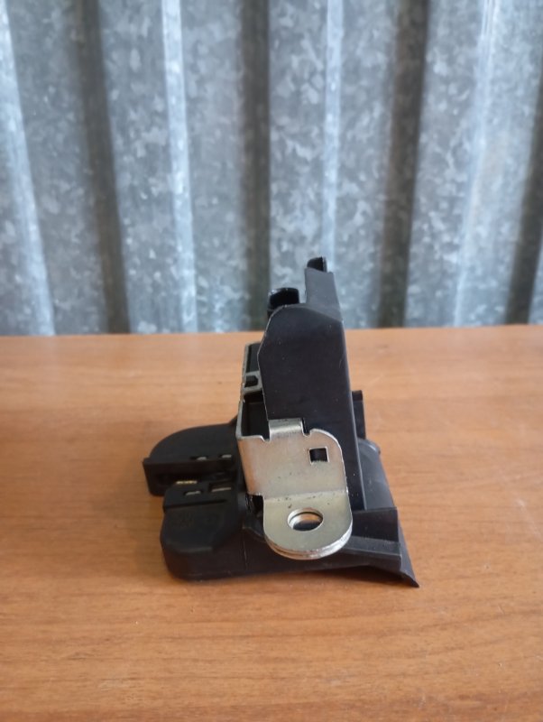 Замок багажника Skoda YETI 2011 5L