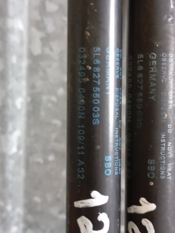 Амортизаторы двери багажника Skoda YETI 2011 5L