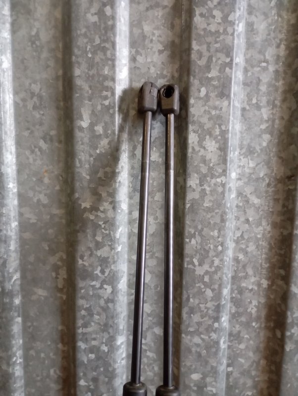 Амортизаторы двери багажника Skoda YETI 2011 5L