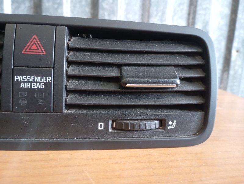 Дефлектор салона центральный Skoda YETI 2011 5L